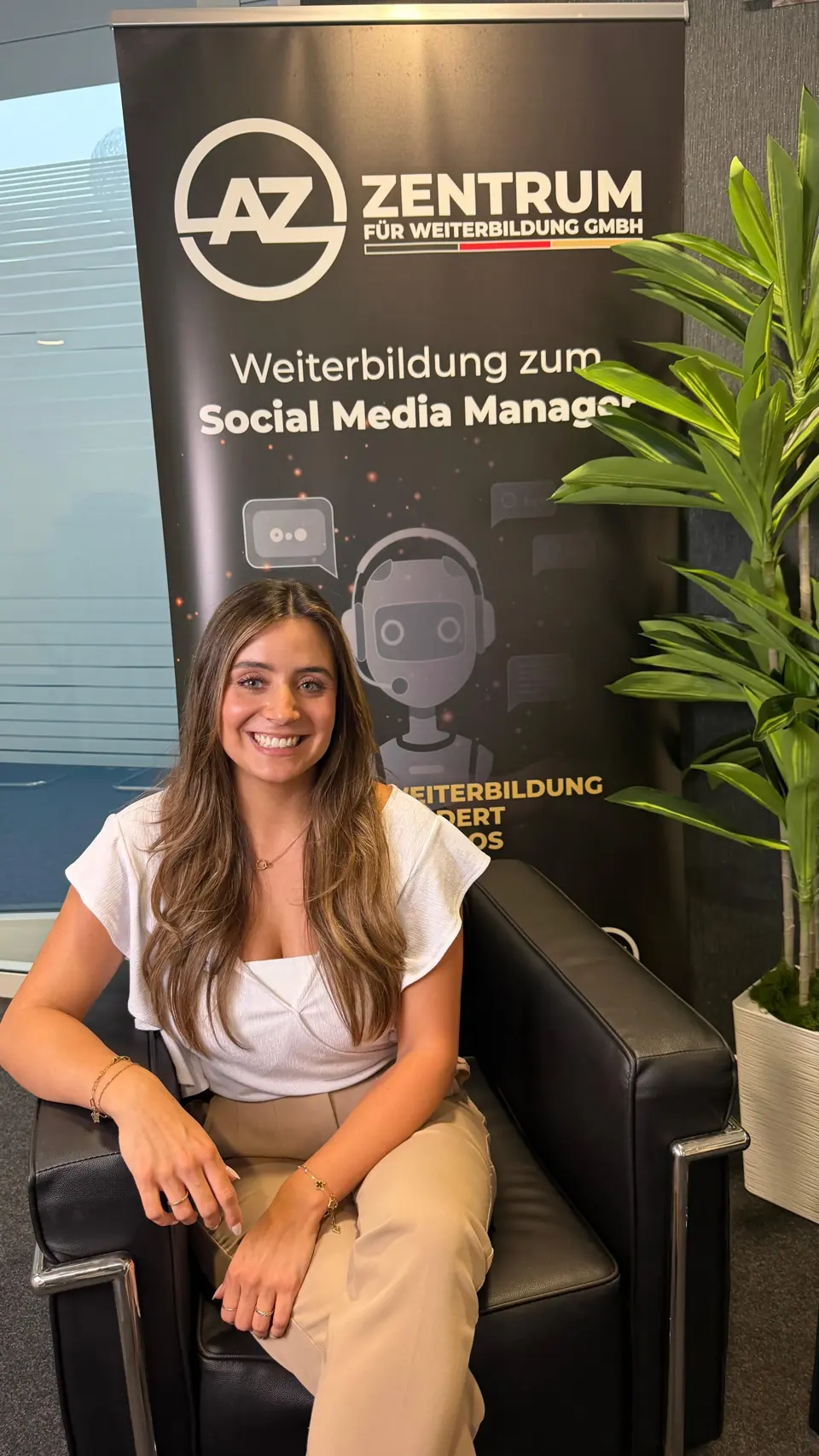 Mitarbeiterin des AZ-Zentrums auf einem Sessel vor Social-Media-Banner